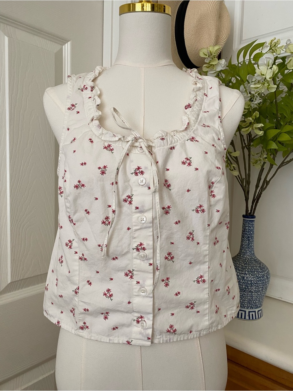 Levi's White Floral Button-Front Cotton Cami with Red Blossoms